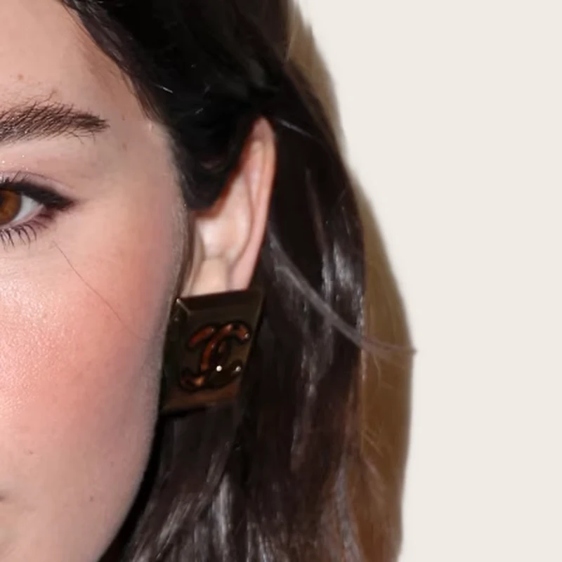 Gracie Abrams' hair — dark warm brown, rich and deep