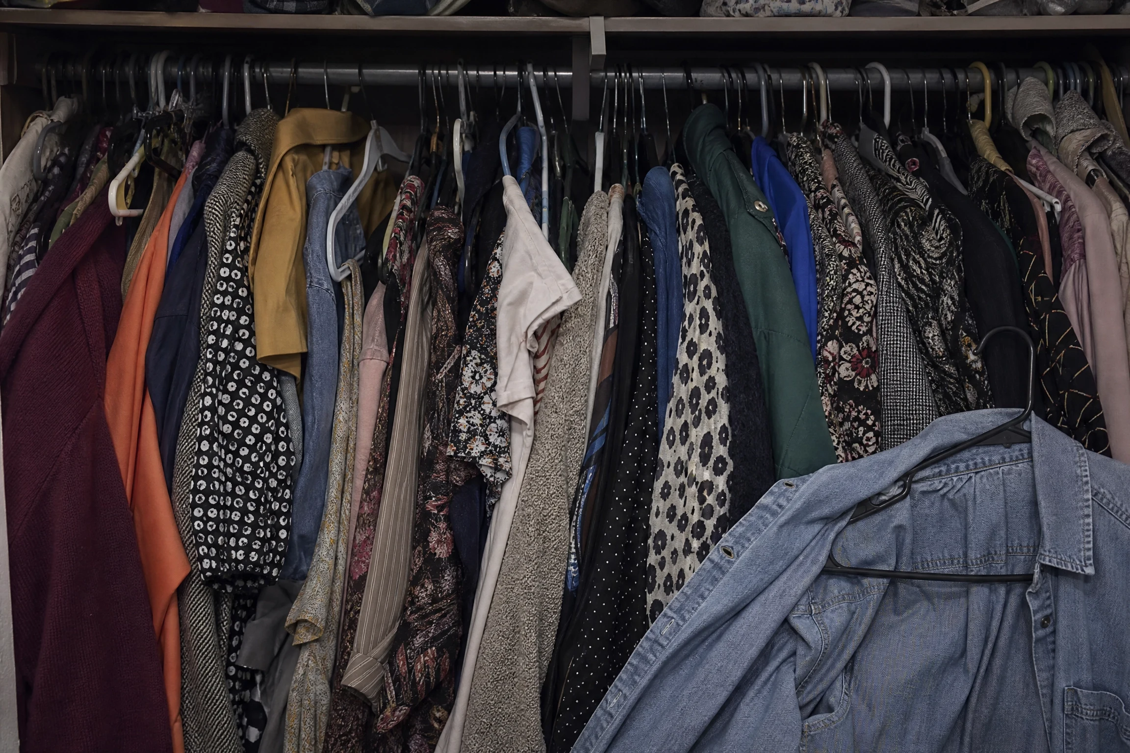Overcrowded wardrobe with clashing colours before knowing your colour season
